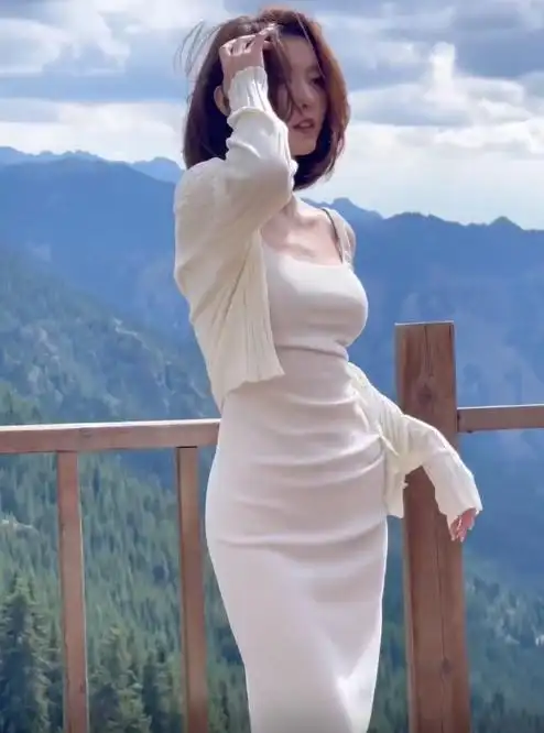 网红聂小雨黑料视频在哪里找到,_聂小雨天山天池宣传拍立得_美女网红聂小雨新疆低胸裙打码