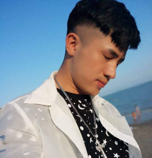 网红王小佳真实颜值曝光，遭网友疯狂吐槽：戴着假发的刘一手？